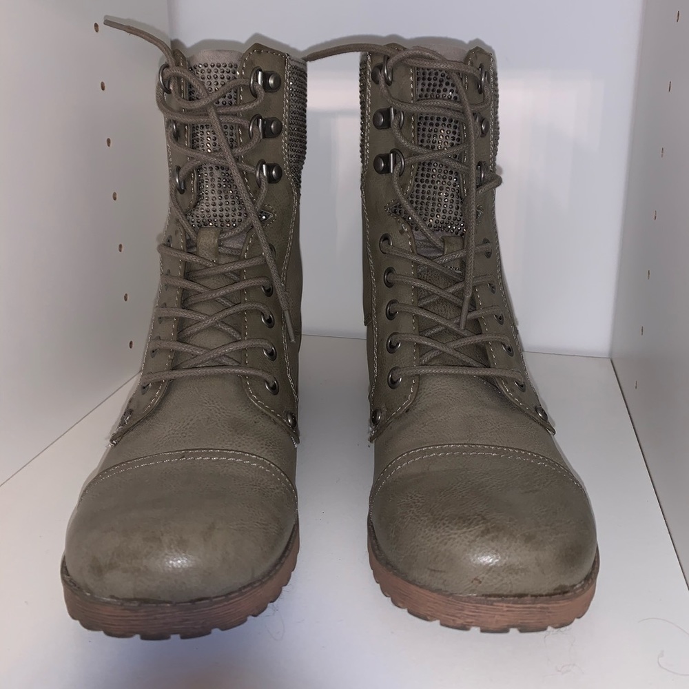 Green gem stone boots💚